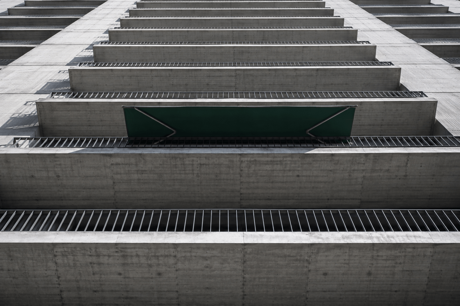 La façade d'un immeuble, coursives de béton en enfilade